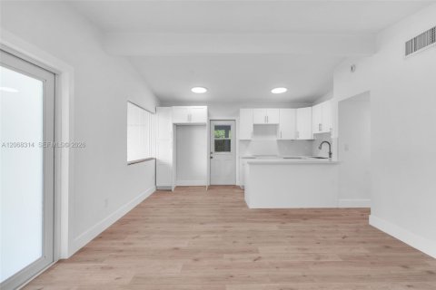 House in Miami, Florida 3 bedrooms, 123.37 sq.m. № 2292831 - photo 7