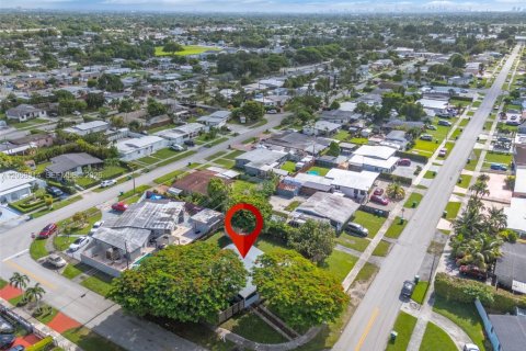 House in Miami, Florida 3 bedrooms, 123.37 sq.m. № 2292831 - photo 29