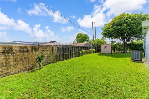 House in Miami, Florida 3 bedrooms, 123.37 sq.m. № 2292831 - photo 25