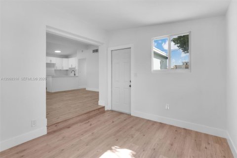 House in Miami, Florida 3 bedrooms, 123.37 sq.m. № 2292831 - photo 6