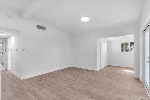 House in Miami, Florida 3 bedrooms, 123.37 sq.m. № 2292831 - photo 3
