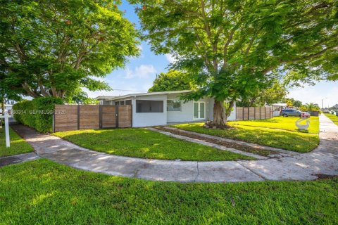 House in Miami, Florida 3 bedrooms, 123.37 sq.m. № 2292831 - photo 2