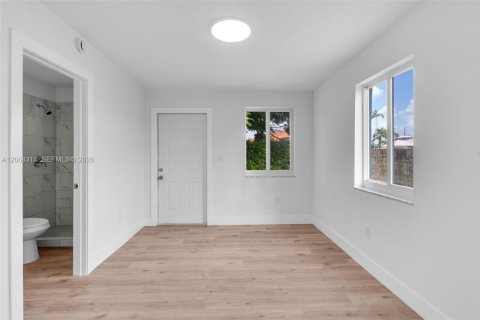 House in Miami, Florida 3 bedrooms, 123.37 sq.m. № 2292831 - photo 16