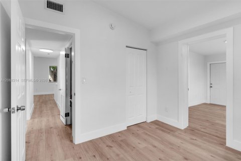 House in Miami, Florida 3 bedrooms, 123.37 sq.m. № 2292831 - photo 15