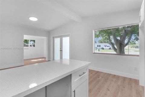 House in Miami, Florida 3 bedrooms, 123.37 sq.m. № 2292831 - photo 10