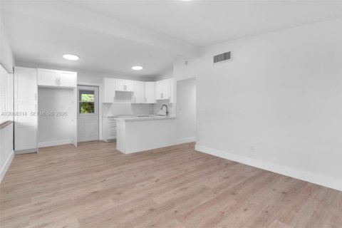 House in Miami, Florida 3 bedrooms, 123.37 sq.m. № 2292831 - photo 4