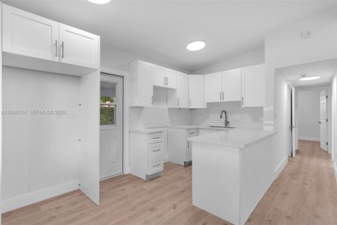 House in Miami, Florida 3 bedrooms, 123.37 sq.m. № 2292831 - photo 8