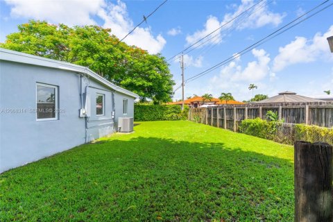 House in Miami, Florida 3 bedrooms, 123.37 sq.m. № 2292831 - photo 24