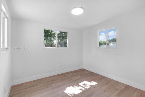House in Miami, Florida 3 bedrooms, 123.37 sq.m. № 2292831 - photo 5