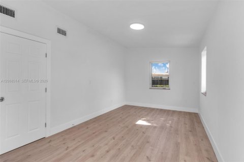 House in Miami, Florida 3 bedrooms, 123.37 sq.m. № 2292831 - photo 11