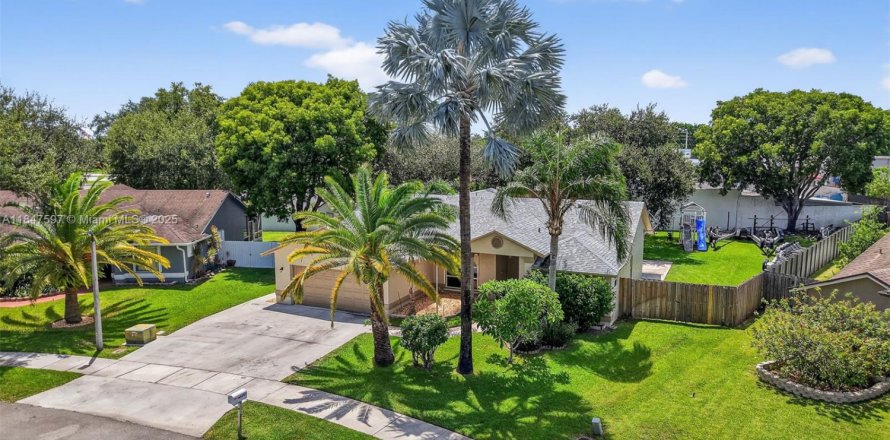 House in Davie, Florida 4 bedrooms, 180.6 sq.m. № 1852420