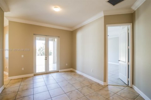 House in Miami, Florida 5 bedrooms, 229 sq.m. № 2041893 - photo 8