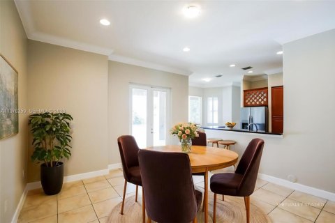 House in Miami, Florida 5 bedrooms, 229 sq.m. № 2041893 - photo 7