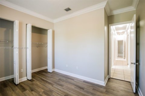 House in Miami, Florida 5 bedrooms, 229 sq.m. № 2041893 - photo 16