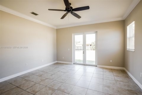 House in Miami, Florida 5 bedrooms, 229 sq.m. № 2041893 - photo 10