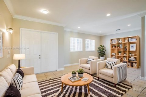 House in Miami, Florida 5 bedrooms, 229 sq.m. № 2041893 - photo 3