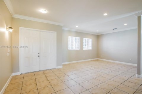 House in Miami, Florida 5 bedrooms, 229 sq.m. № 2041893 - photo 2