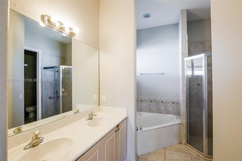 House in Miami, Florida 5 bedrooms, 229 sq.m. № 2041893 - photo 17