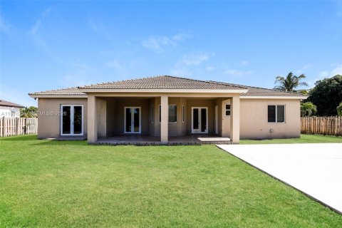 House in Miami, Florida 5 bedrooms, 229 sq.m. № 2041893 - photo 18