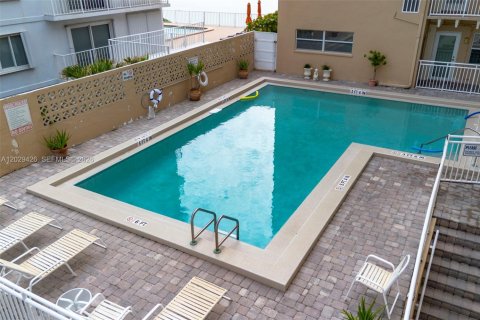 Condo in Lantana, Florida, 1 bedroom  № 2186317 - photo 30