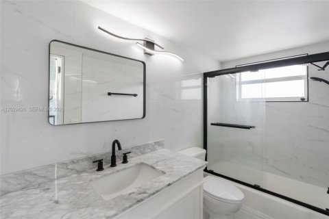 Condo in Lantana, Florida, 1 bedroom  № 2186317 - photo 15