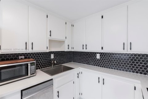 Condo in Lantana, Florida, 1 bedroom  № 2186317 - photo 18