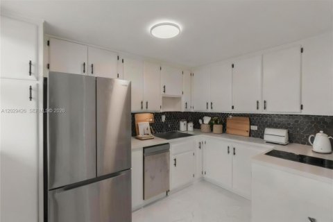 Condo in Lantana, Florida, 1 bedroom  № 2186317 - photo 16