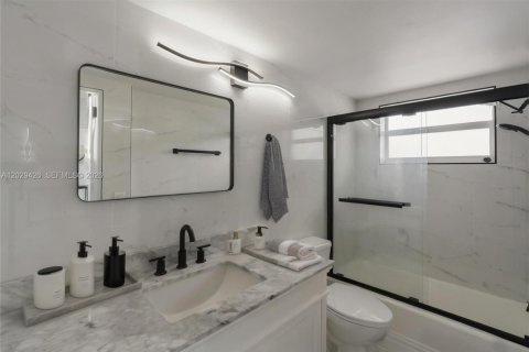 Condo in Lantana, Florida, 1 bedroom  № 2186317 - photo 14