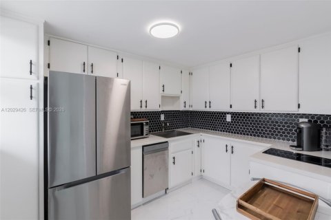 Condo in Lantana, Florida, 1 bedroom  № 2186317 - photo 17