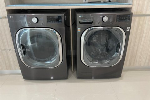 Купить виллу или дом в Холливуд, Флорида 3 спальни, 157.93м2, № 1981752 - фото 23