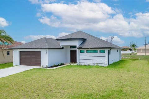 House in Cape Coral, Florida 3 bedrooms, 189.61 sq.m. № 2296366