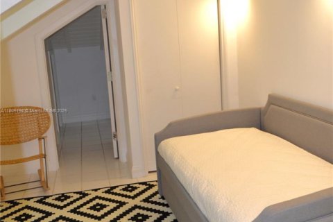 Снять в аренду виллу или дом в Ки-Бискейн, Флорида 5 спален, 599.31м2, № 1743909 - фото 11