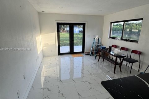 House in Miami, Florida 4 bedrooms, 196.12 sq.m. № 2018001 - photo 9