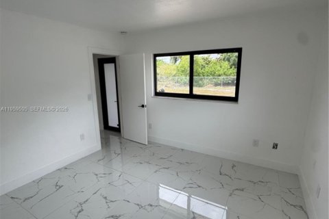 House in Miami, Florida 4 bedrooms, 196.12 sq.m. № 2018001 - photo 19