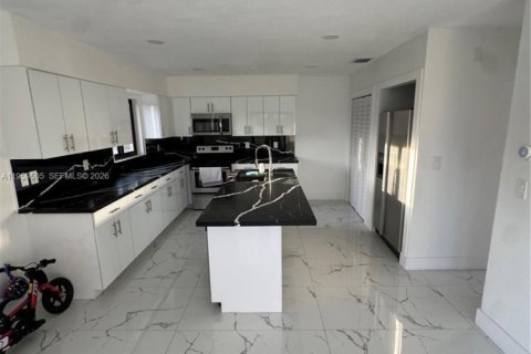 House in Miami, Florida 4 bedrooms, 196.12 sq.m. № 2018001 - photo 8