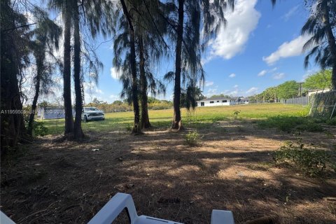 House in Miami, Florida 4 bedrooms, 196.12 sq.m. № 2018001 - photo 5