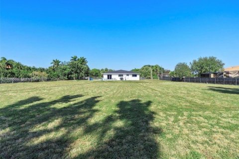 House in Miami, Florida 4 bedrooms, 196.12 sq.m. № 2018001 - photo 3