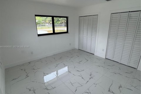 House in Miami, Florida 4 bedrooms, 196.12 sq.m. № 2018001 - photo 10