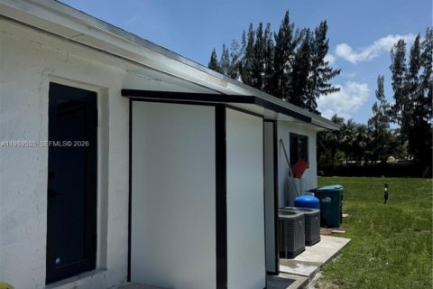 House in Miami, Florida 4 bedrooms, 196.12 sq.m. № 2018001 - photo 17