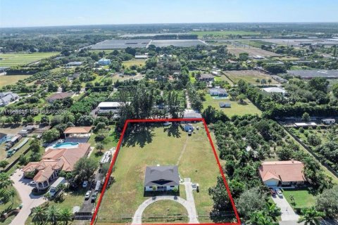 House in Miami, Florida 4 bedrooms, 196.12 sq.m. № 2018001