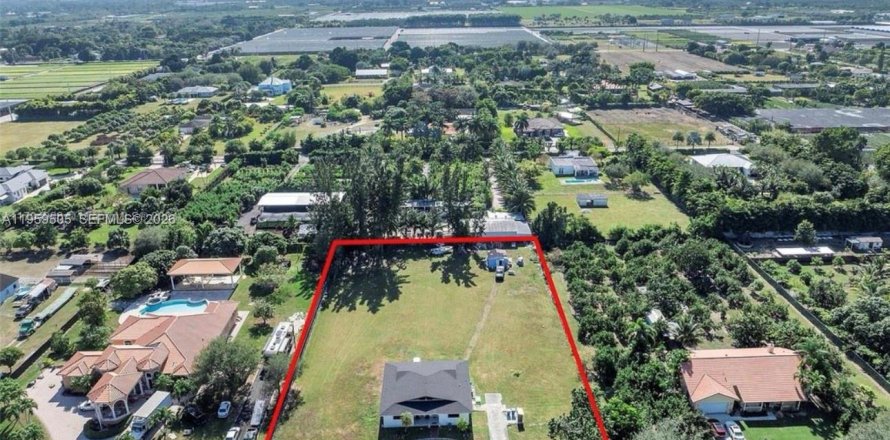 House in Miami, Florida 4 bedrooms, 196.12 sq.m. № 2018001