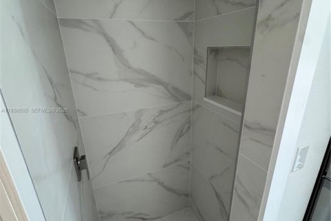 House in Miami, Florida 4 bedrooms, 196.12 sq.m. № 2018001 - photo 15