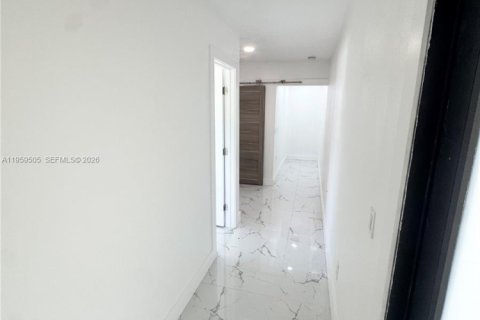 House in Miami, Florida 4 bedrooms, 196.12 sq.m. № 2018001 - photo 13