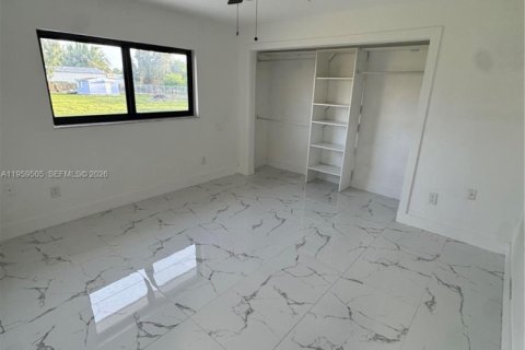House in Miami, Florida 4 bedrooms, 196.12 sq.m. № 2018001 - photo 14