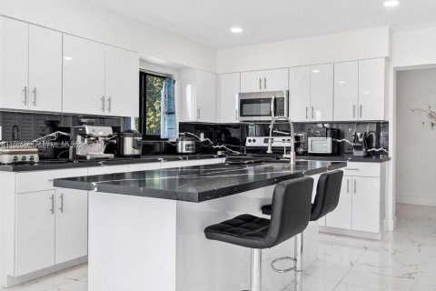 House in Miami, Florida 4 bedrooms, 196.12 sq.m. № 2018001 - photo 7