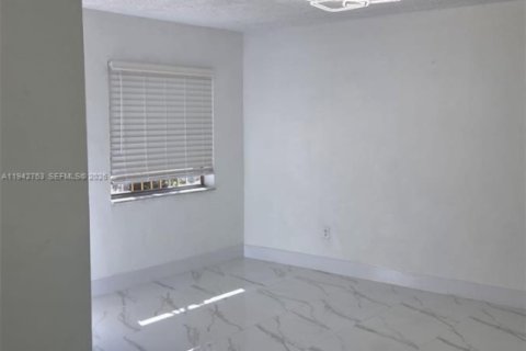 Appartement à louer à Virginia Gardens, Floride: 1 chambre, 1212 m2 № 2000130 - photo 8