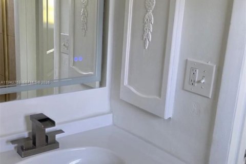 Appartement à louer à Virginia Gardens, Floride: 1 chambre, 1212 m2 № 2000130 - photo 5