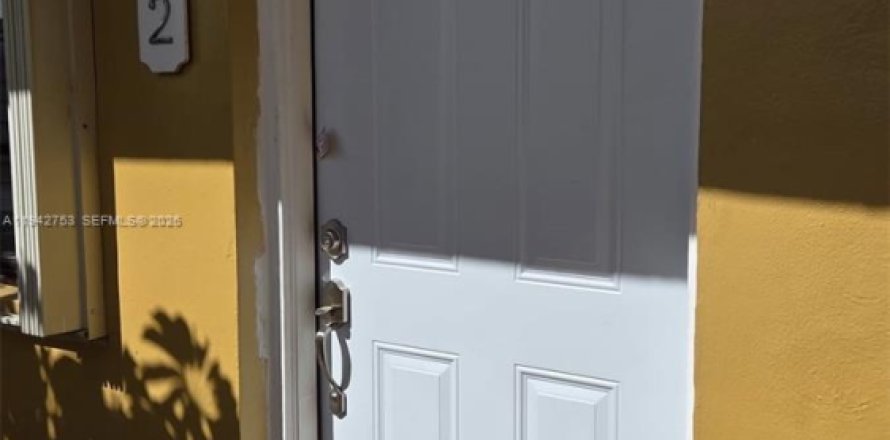 Appartement à Virginia Gardens, Floride 1 chambre, 1212 m2 № 2000130