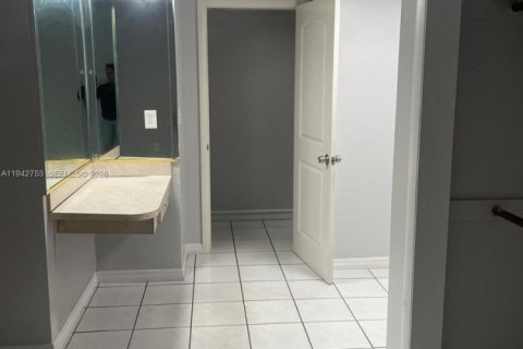 Appartement à louer à Virginia Gardens, Floride: 1 chambre, 1212 m2 № 2000130 - photo 7