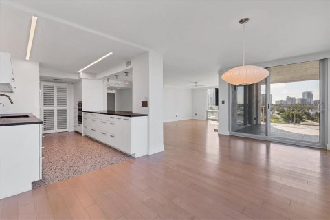 Condo in Sarasota, Florida, 2 bedrooms № 2395988 - photo 10